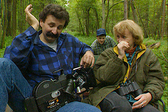 Kadr z filmu Własnie kręci Pan Walencik. Bożena i Jan Walencik, Krzysztof Komar.