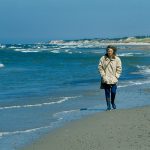 Werk z filmu Kraina wody, piasku i wiatru. B011949. Bożena Walencik przy brzegu Bałtyku. © Jan Walencik 2017.