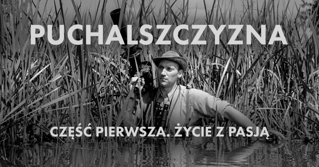 Blog. Fotografia: Włodzimierz Puchalski z kamerą, zanurzony w wodzie. Napis: PUCHALSZCZYZNA/CZĘŚĆ PIERWSZA. ŻYCIE Z PASJĄ.