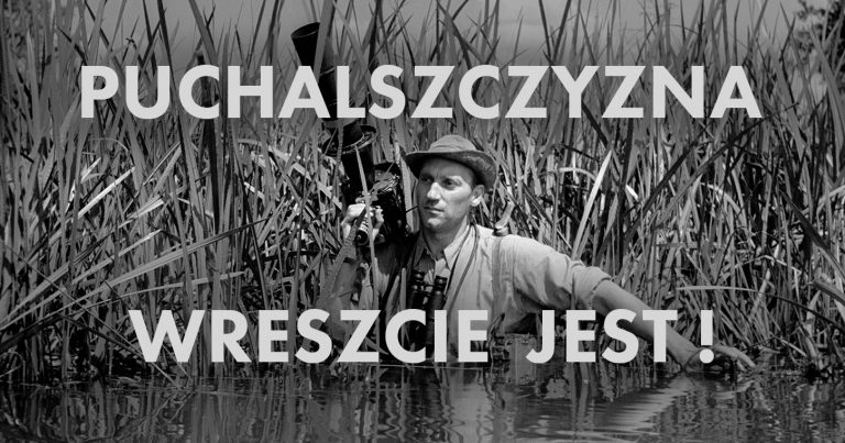 Blog. Fotografia: Włodzimierz Puchalski z kamerą, zanurzony w wodzie wśród tataraków. Napis: PUCHALSZCZYZNA/WRESZCIE JEST!